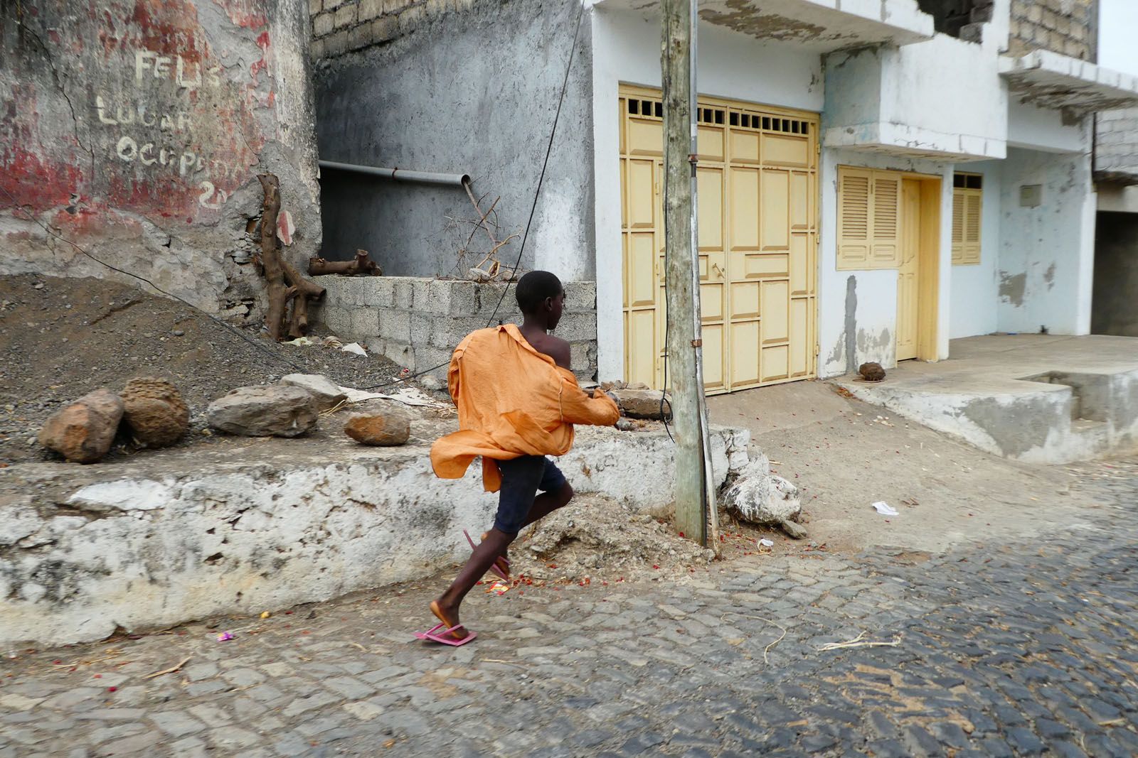 Maria Soto   Corren, corren pels carrers, corren
