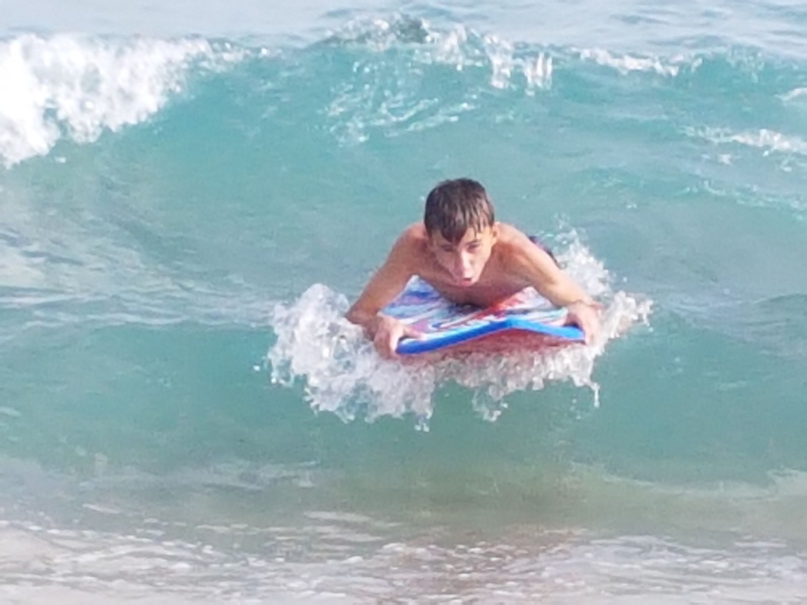 Montserrat Aymerich Cusso   Jugant amb les onades