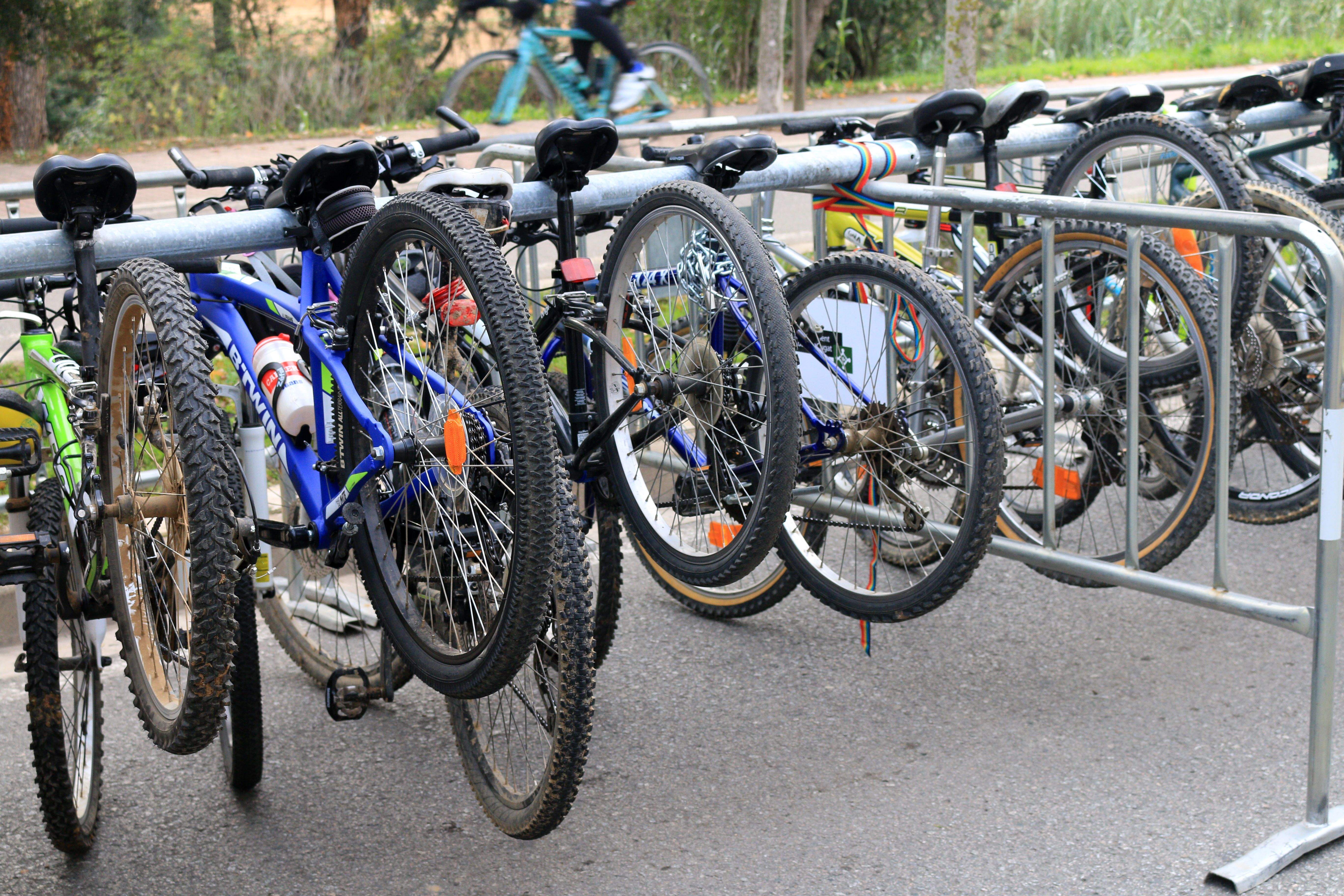  Com en els últims anys, hi haurà una zona d'aparcament vigilat per a bicicletes, a l'avinguda de les Corts Catalanes. FOTO: Lali Álvarez 