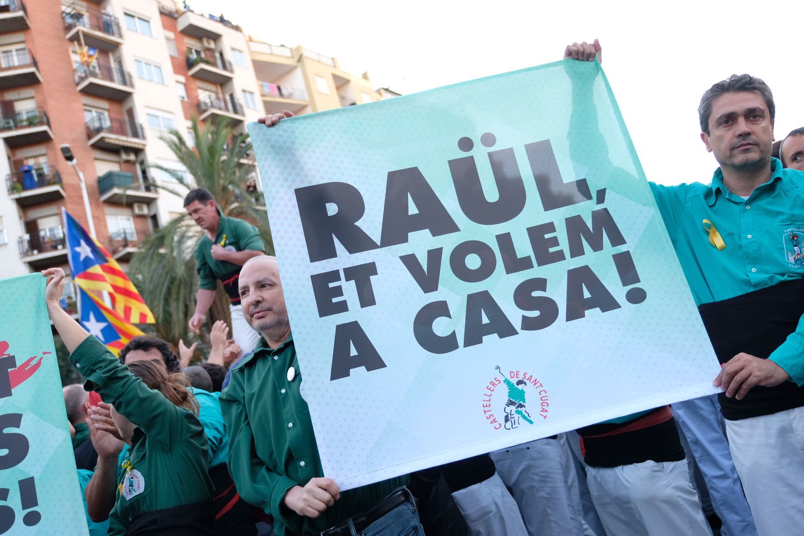 Els Castellers de Sant Cugat, amb pancartes de suport a Raül Romeva FOTO: Jordi Borràs 