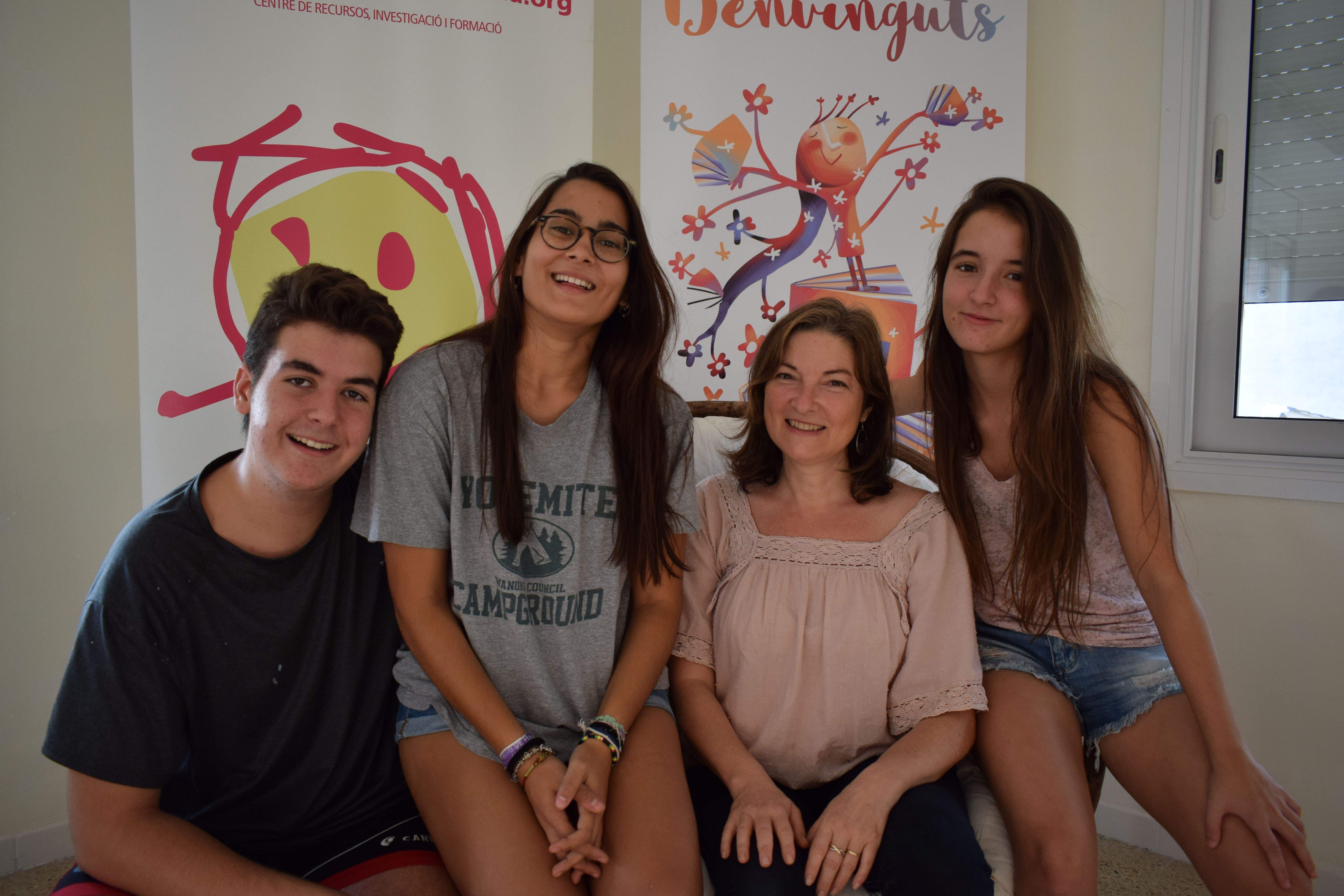 Els tres joves amb la directora de l'Institut de la Infància, Verònica Bronstein FOTO: Cedida 