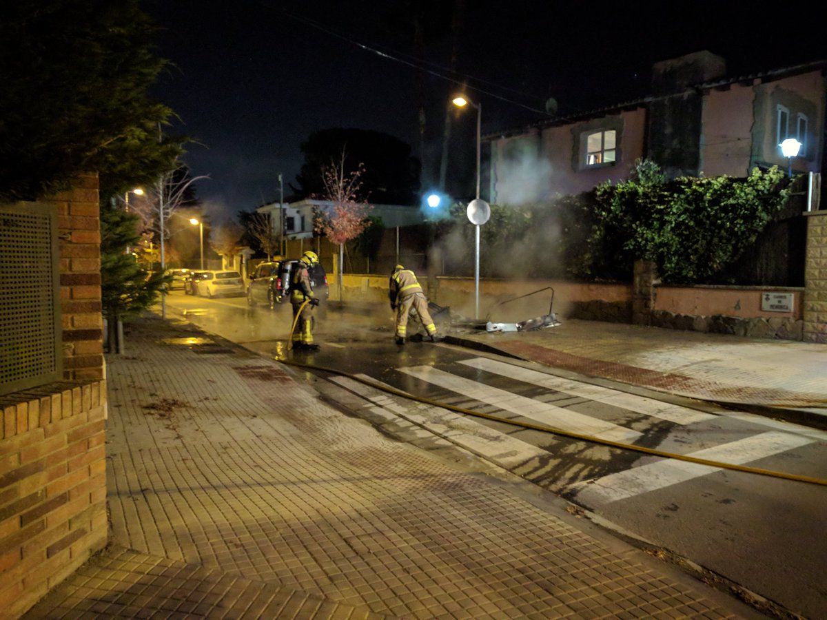 Bombers apagant l'incendi al contenidor FOTO: Cedida / @rubmendez