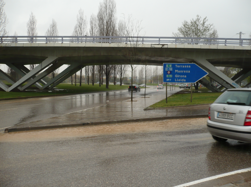 Sense passos de vianants a la rotonda de l'hipòdrom FOTO: Arxiu