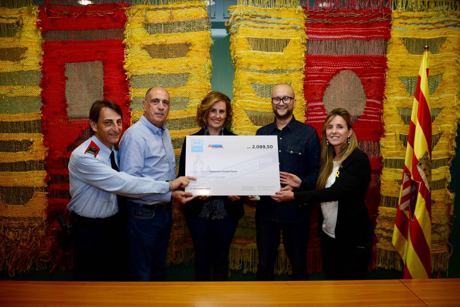 Representants dels Mossos, de la Fundació DiR, de la Fundación Vicente Ferrer i de l'Ajuntament de Sant Cugat a l'acte. FOTO: Localpres