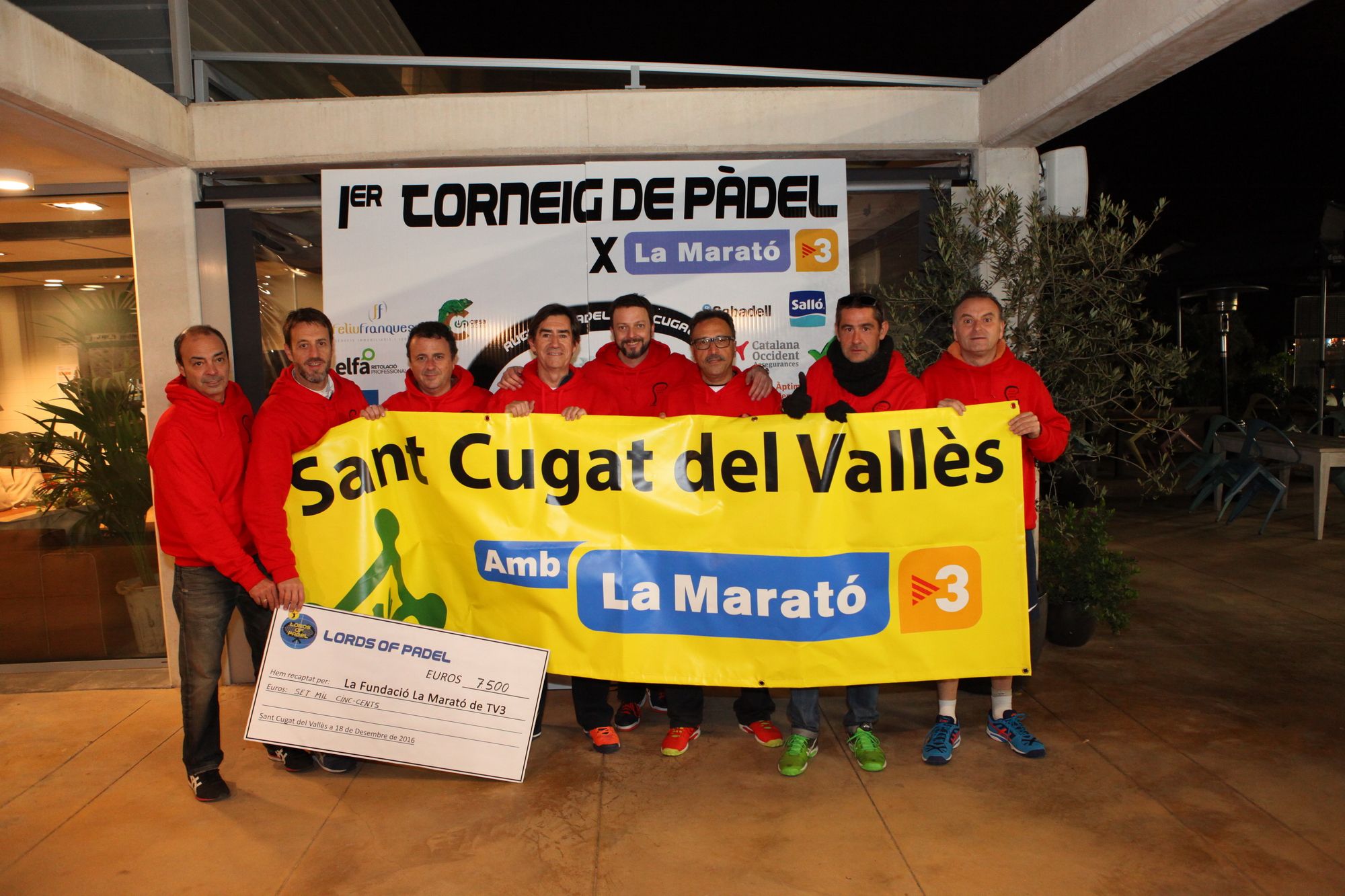 Imatge de l'edició del 2017 en què Lords of Padel va entregar 7.500 euros a La Marató de TV3. FOTO: Lords of Padel