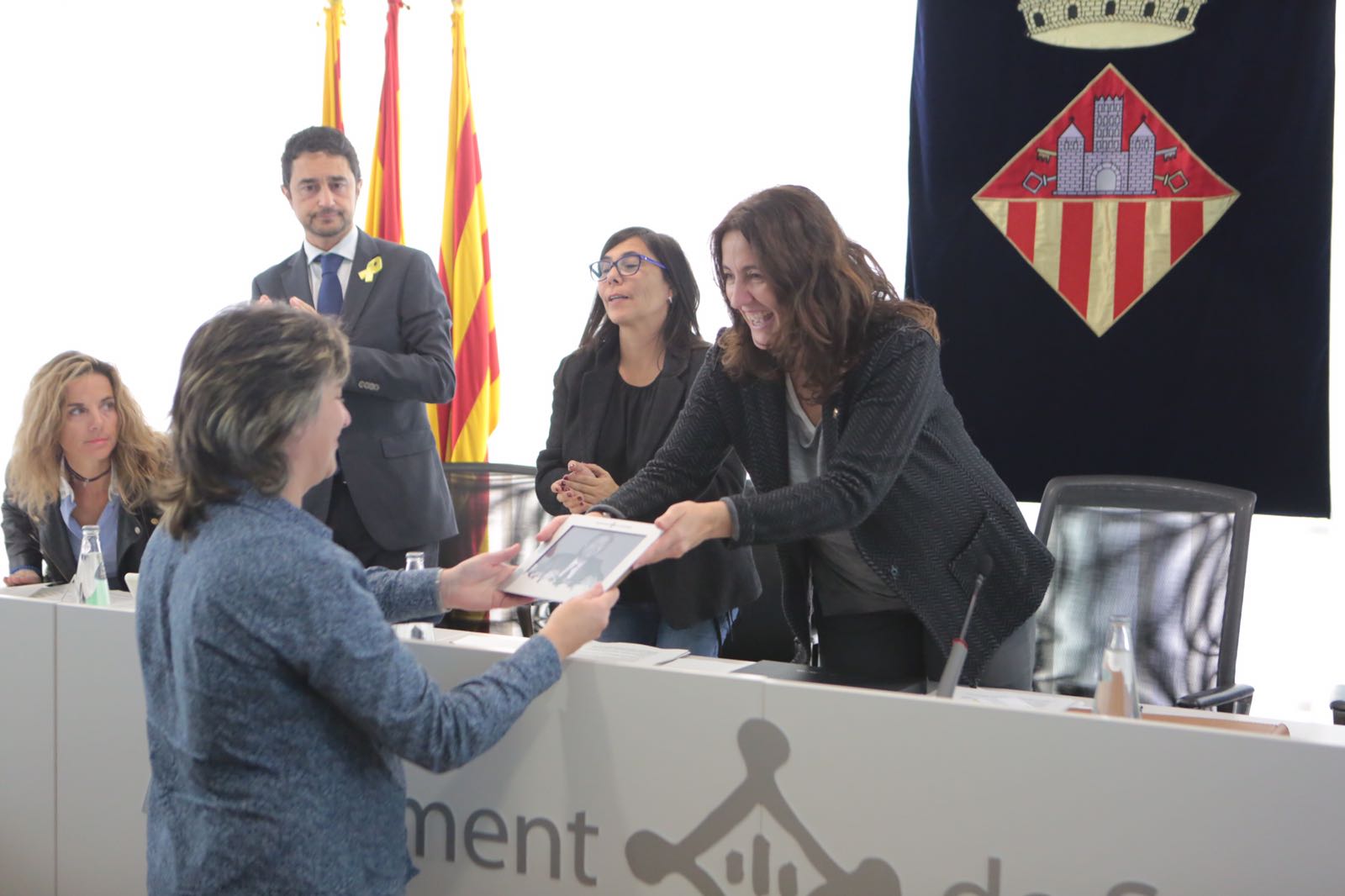 L'alcaldessa lliurant un record del pas de Casas per la política a Eva Casas, una de les filles. Foto: A. Ribera