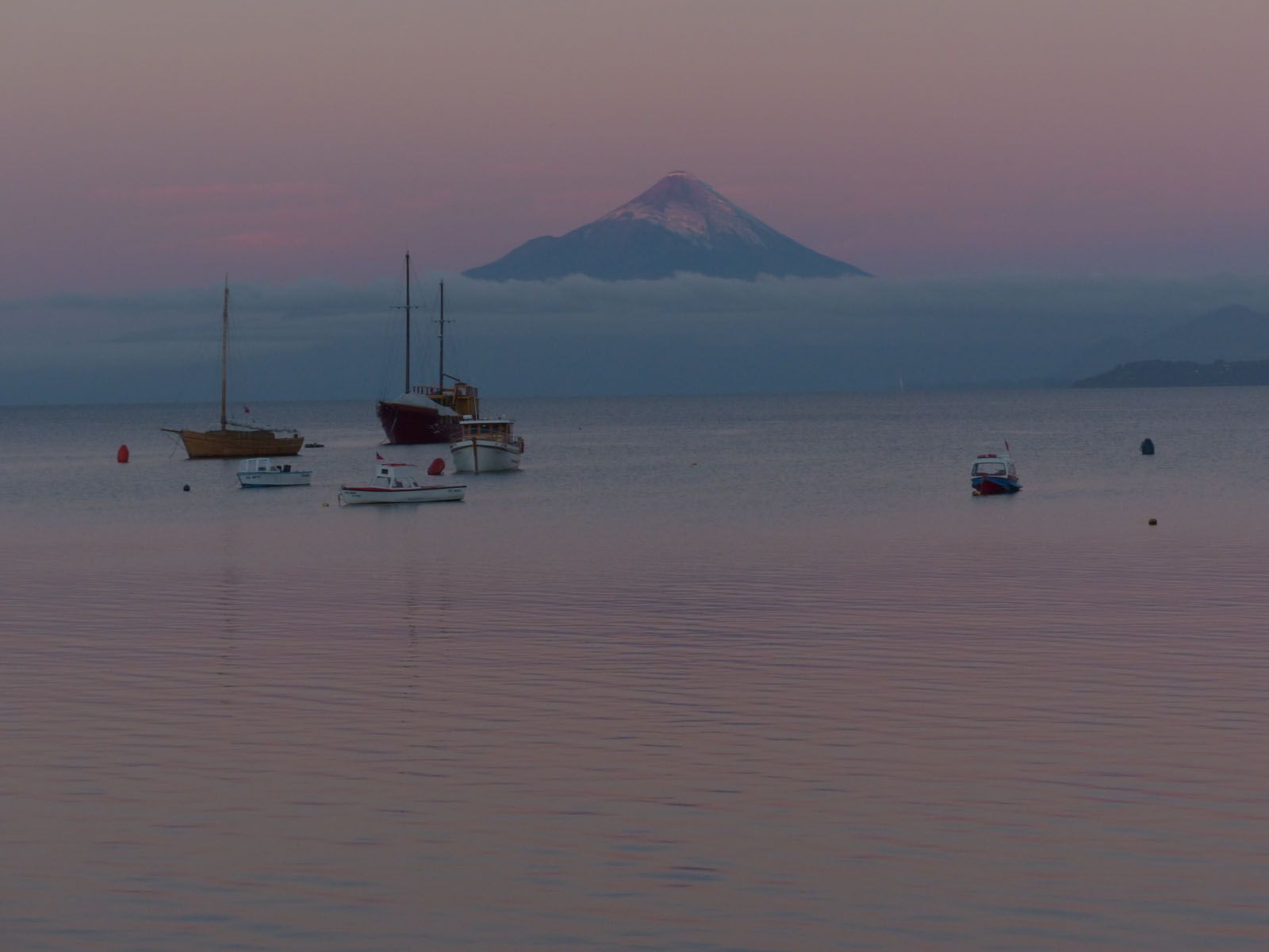 Antonio Tomas Sancho   Los colores del atardecer bajo el volcán