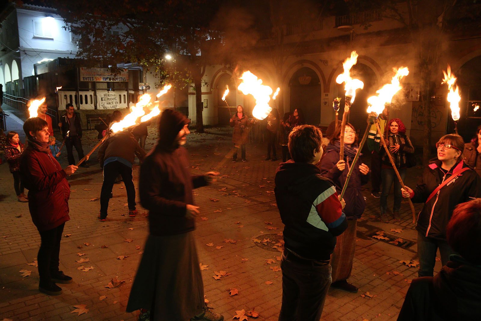 Marxa de torxes a la Floresta. Foto: Lali Álvarez