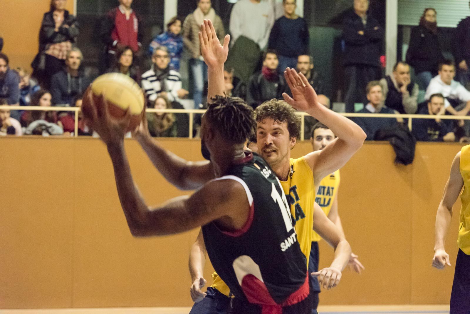 Pavello ! Basquet masculi. Partit de Lliga. UESC VS CB Ciutat Vella Foto:  Oscar Bayona 