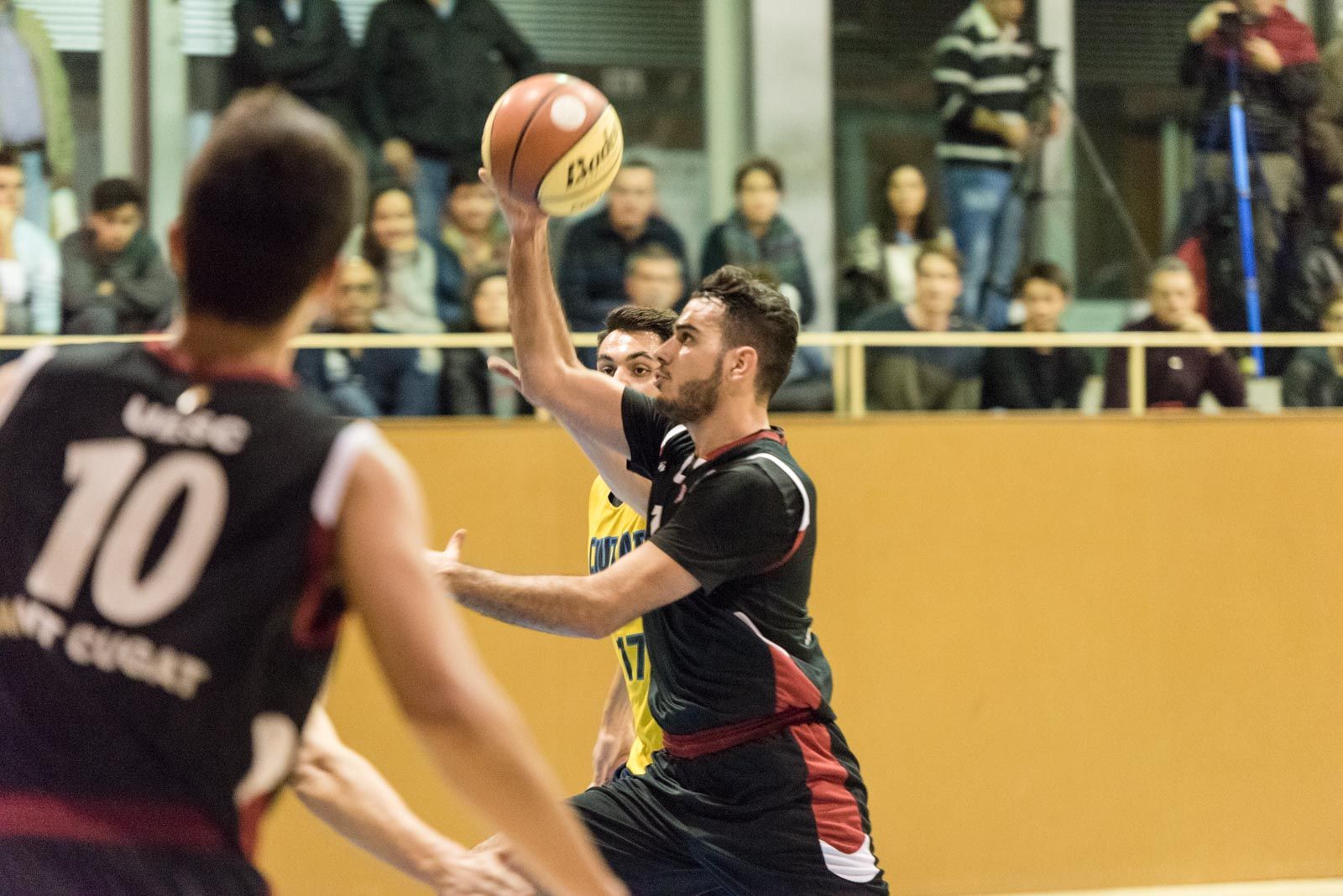 Pavello ! Basquet masculi. Partit de Lliga. UESC VS CB Ciutat Vella. Foto:  Oscar Bayona