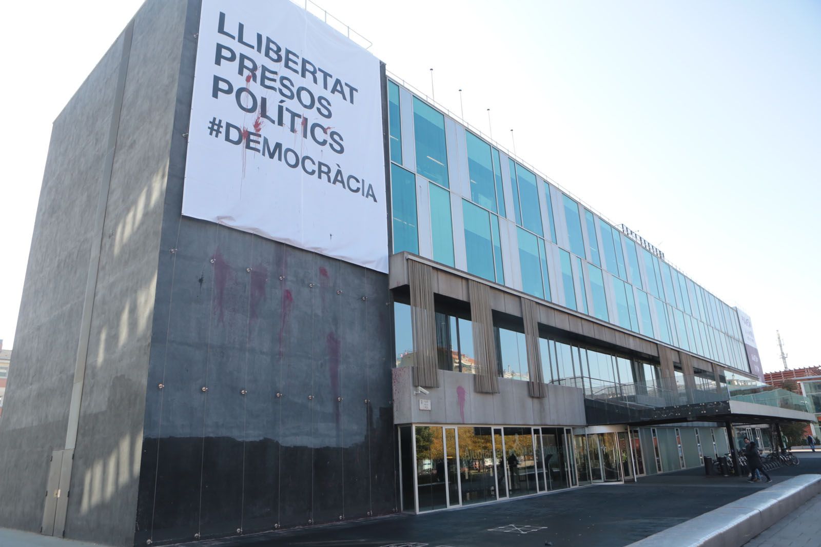 La pancarta llueix a la façana de l'Ajuntament  FOTO: Artur Ribera