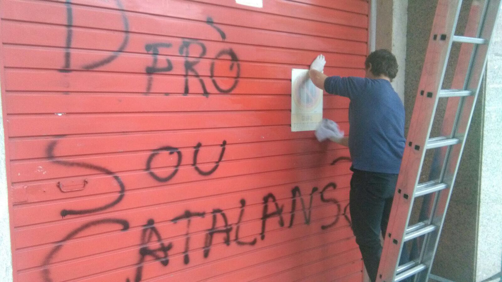 Moment de la neteja de la pintada a l'edifici de la seu socialista  FOTO: Cedida
