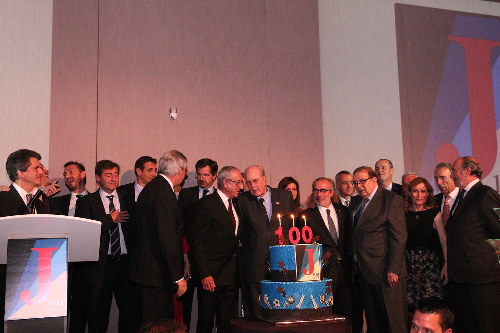 Diferents personalitats han bufat les espelmes del pastís del centenari del Junior FC. FOTO: Lali Álvarez