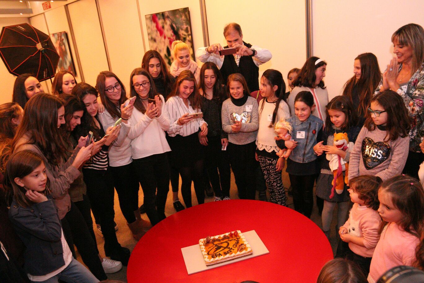 L'Escola de Patinatge Artístic de Sant Cugat ha bufat les espelmes del pastís del 40è aniversari. FOTO: Lali Álvarez