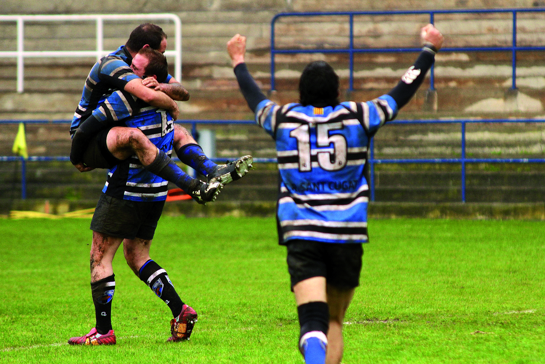 Celebració del primer equip en el seu ascens a Divisió d'Honor B. FOTO: Ferran de la Roza