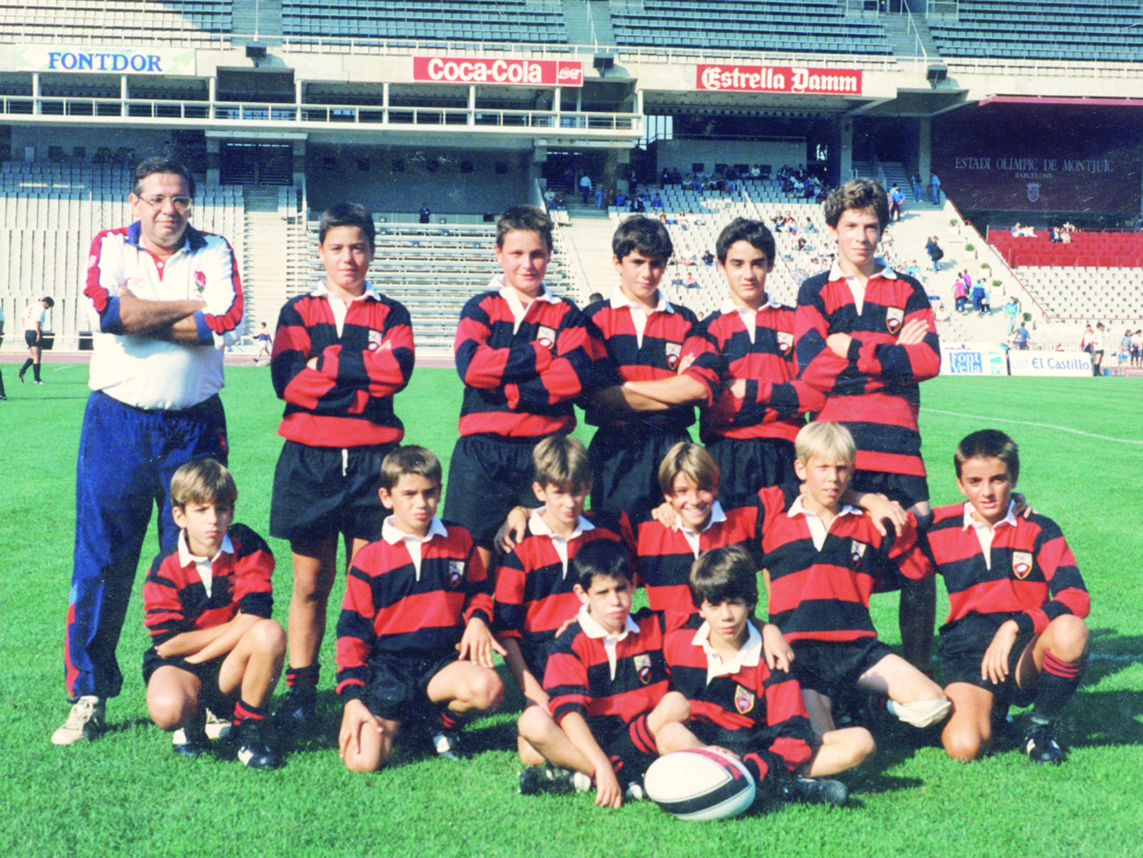 Equp infantil del CRSC en un torneig a l'estadi olímpic de Monjuic l'any 1996 vestint una de les samarretes històriques del Club FOTO: Cedida Arxiu Artur Ribera