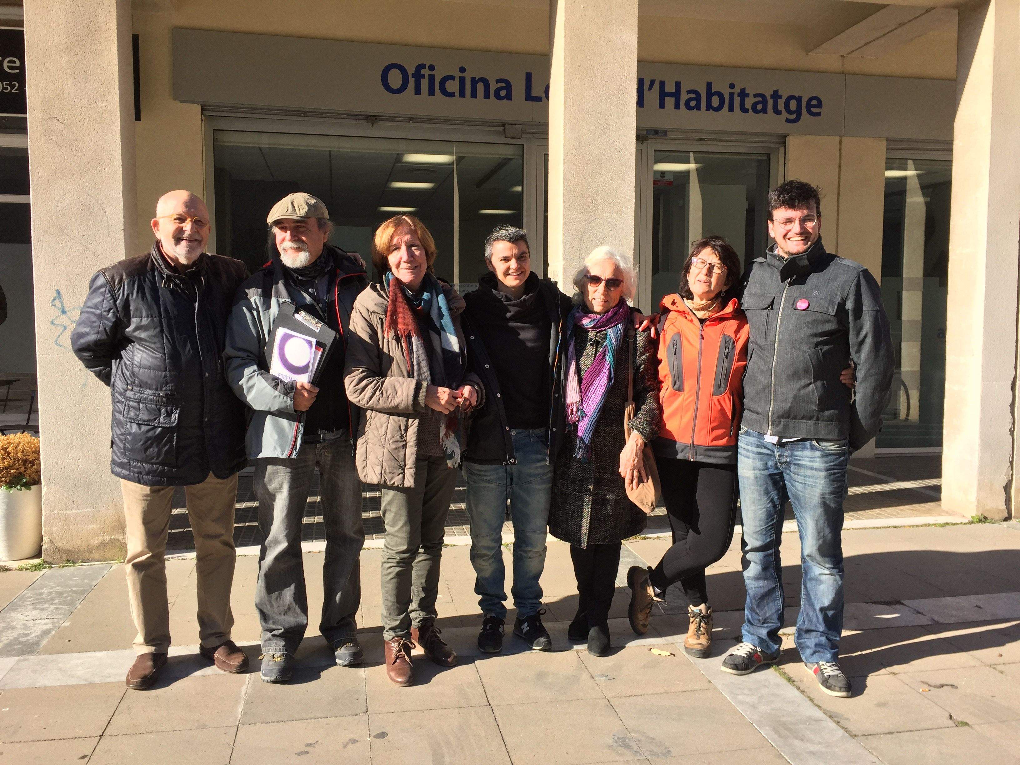 Les propostes les han presentat a les portes de l'Oficina Local d'Habitatge. FOTO: C. Caballé