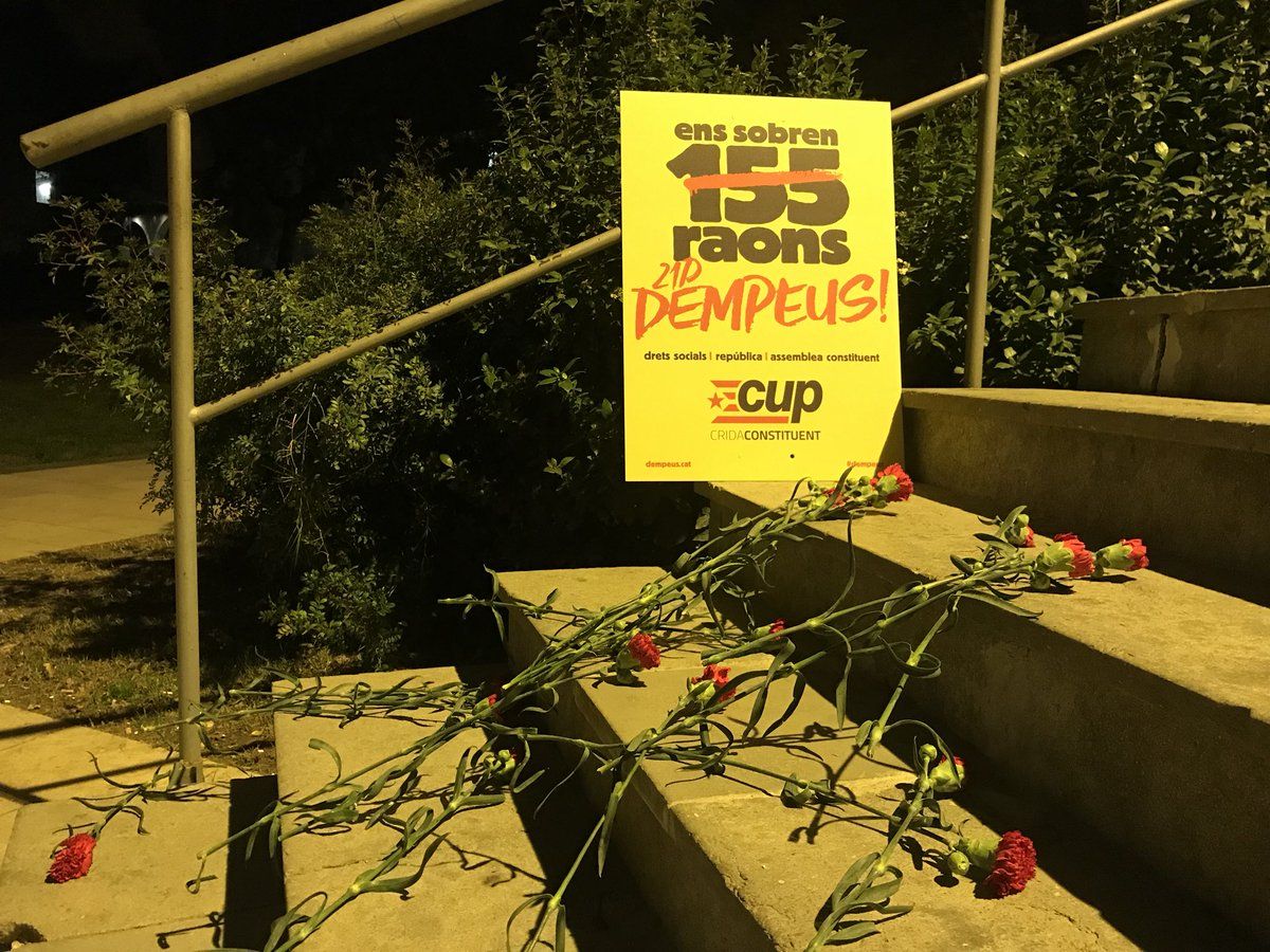 La CUP va posar flors a la Casa de Cultura de Sant Cugat FOTO: CUP