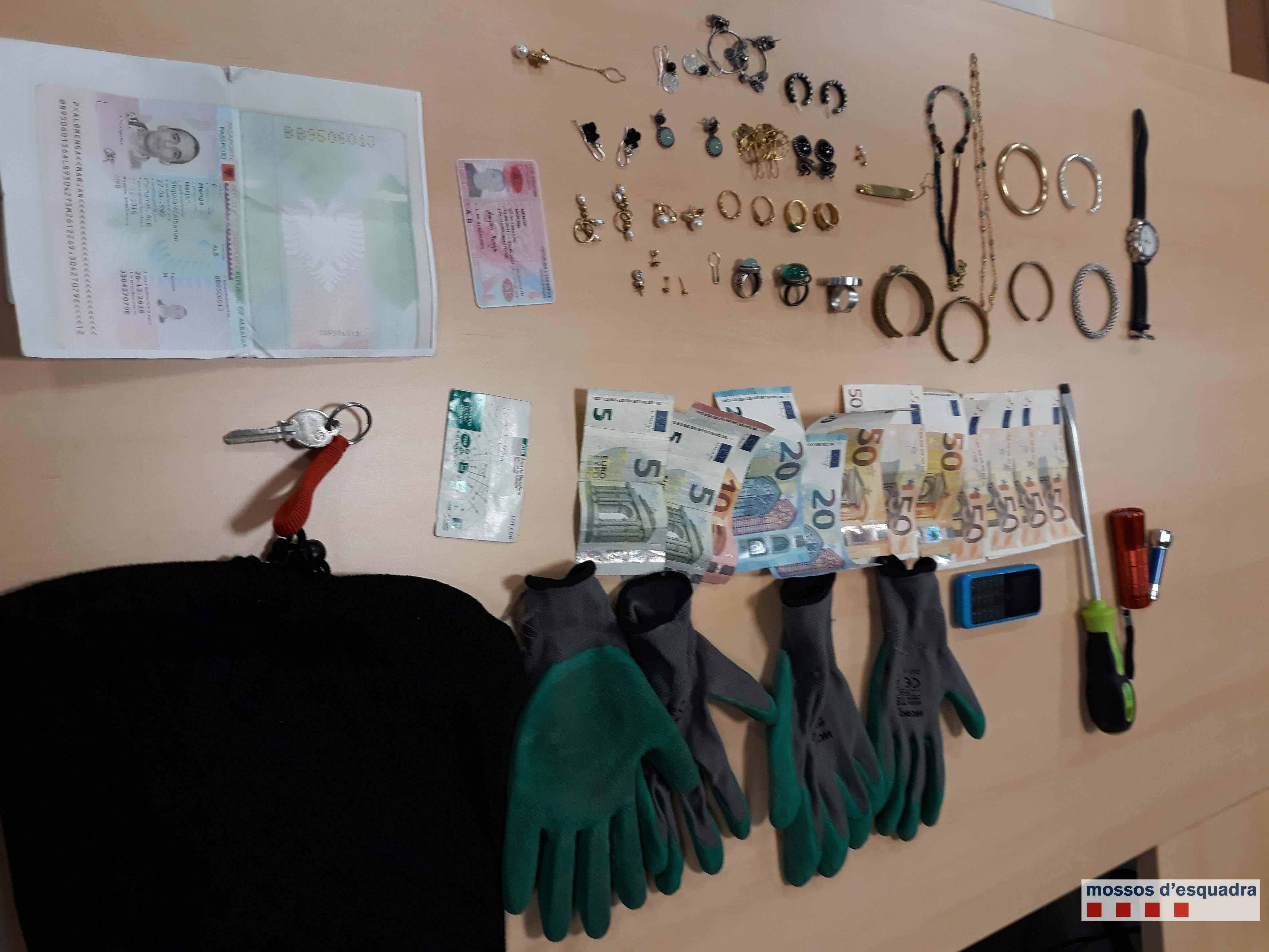 Objectes recuperats durant la detenció FOTO: Mossos d'Esquadra 