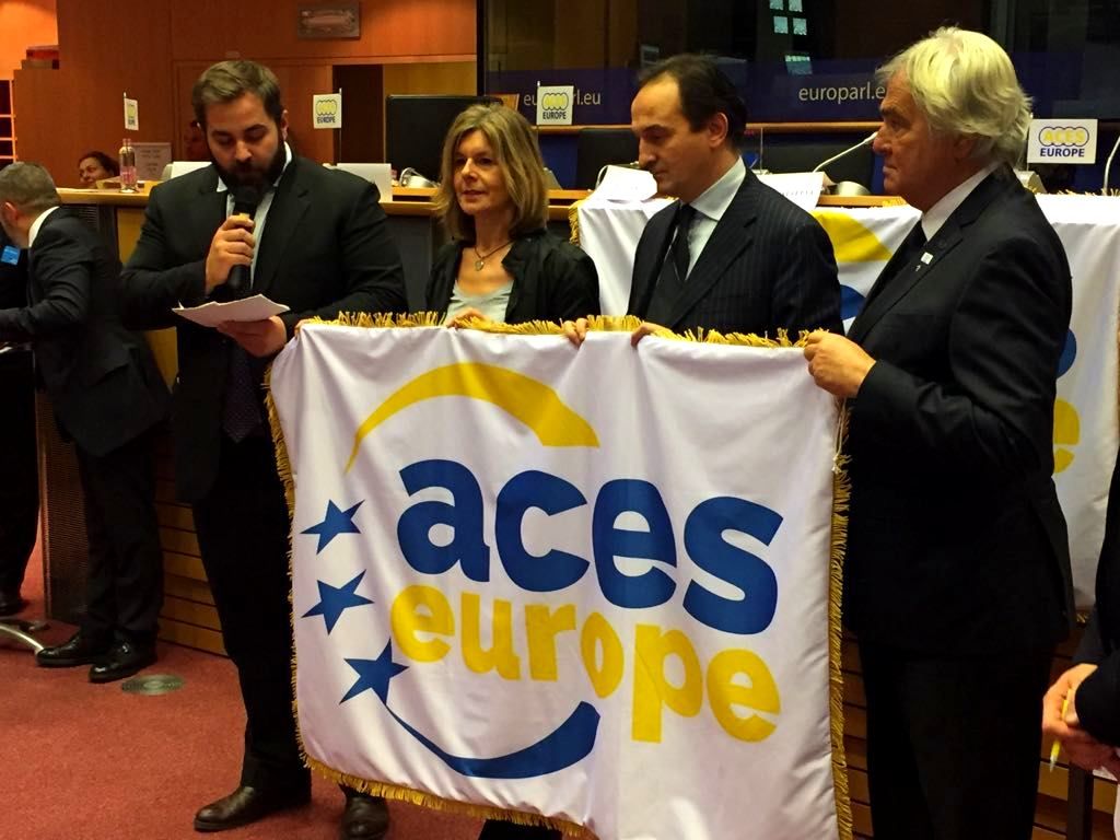 Eloi Rovira i Carmela Fortuny, a l'esquerre de la imatge, en l'acte de reconeixement oficial com a Sant Cugat Ciutat Europea de l'Esport 2018. FOTO: Ajuntament de Sant Cugat