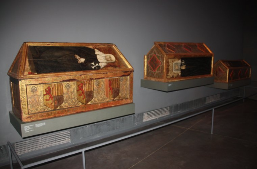 Els tres sepulcres origirais del monestir de Sixena que es troben exposats al Museu de Lleida FOTO: ACN