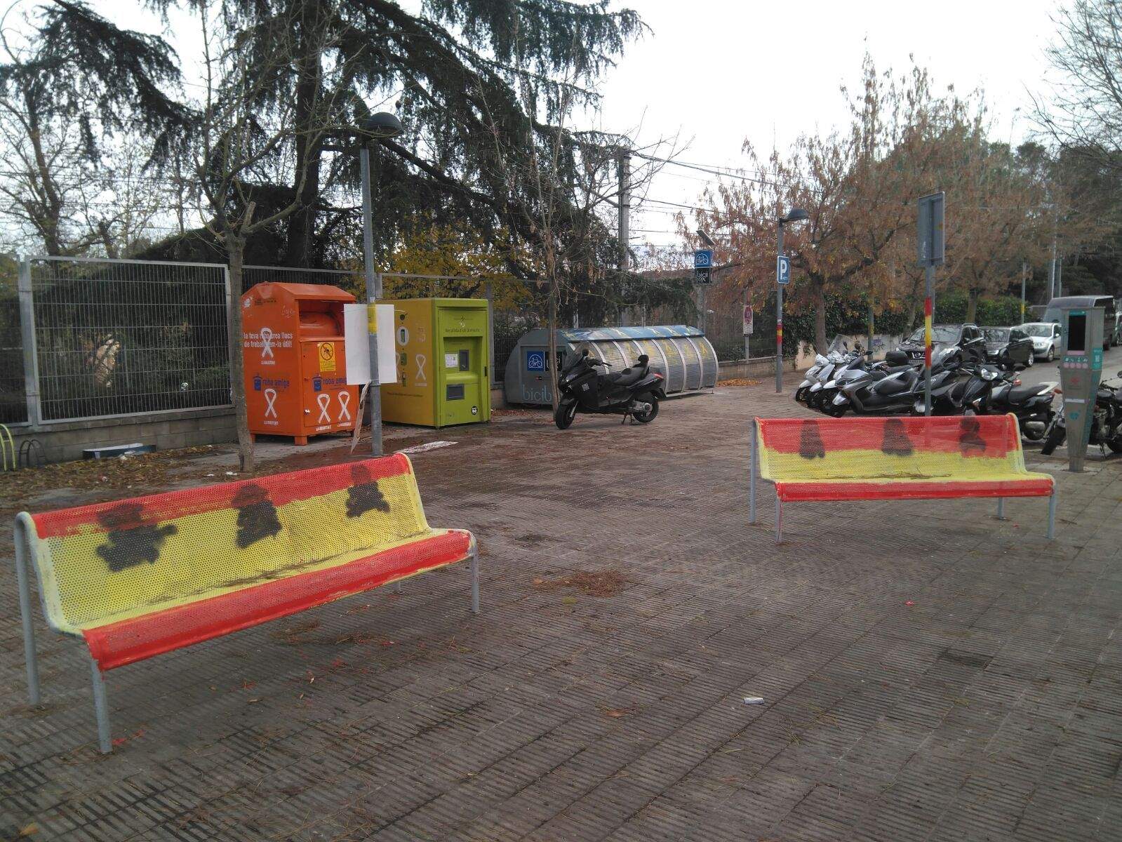 Bancs i faroles de l'estació de Valldoreix han estat pintats amb la bandera espanyola FOTO: TOT Sant Cugat