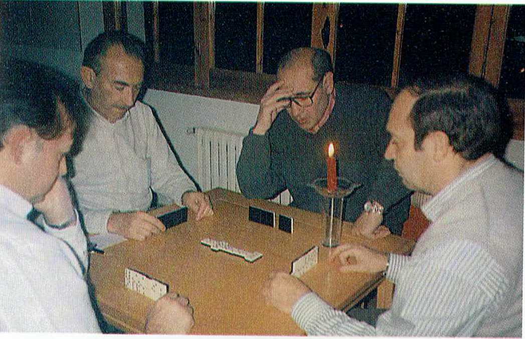Els senyors Solé, Escandell, García i Capdevila jugant al dominó un dia sense corrent elèctric, novembre de 1979