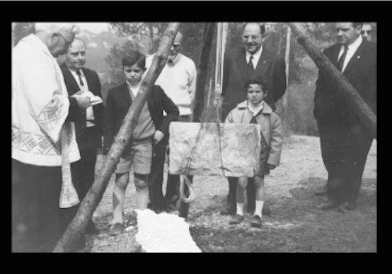 Col·locació de la primera pedra, amb Joaquim Lloveras, primer president, el maig de 1968