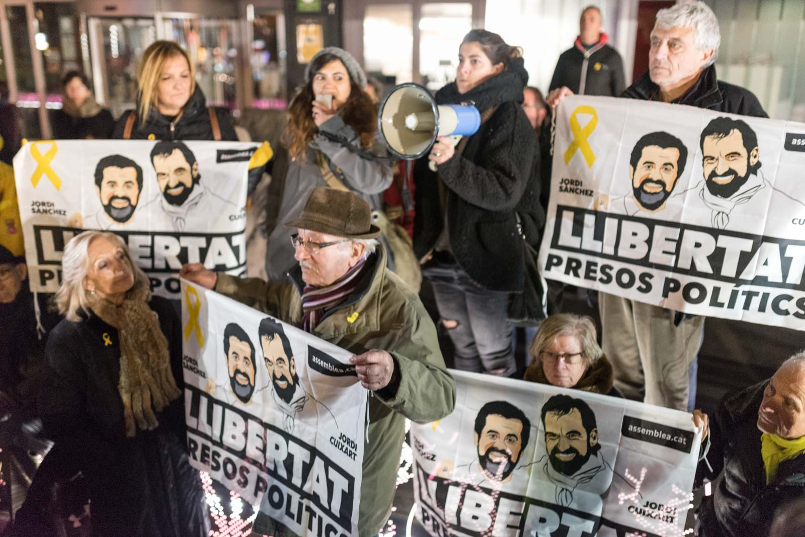 Concentració pels Jordis a l'Ajuntament. FOTO: Òscar Bayona 