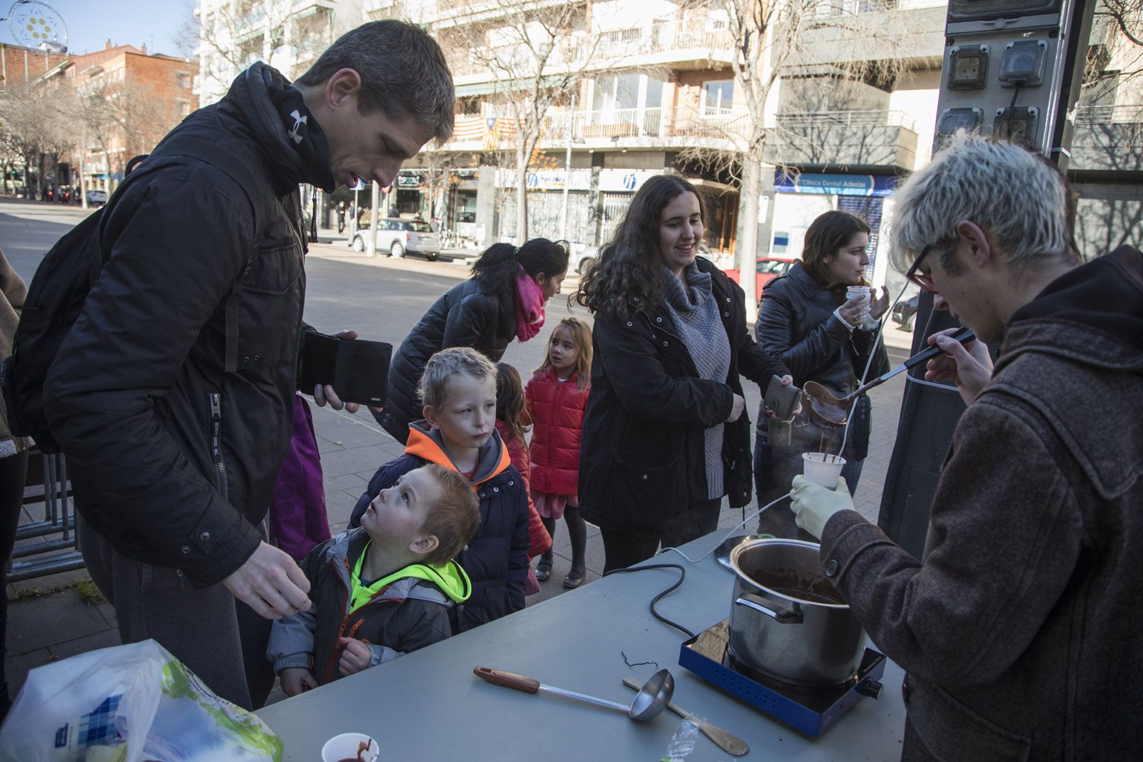 Xocolatada musical amb DesPlaça Jove a la Rambla del Celler. FOTO: Lali Puig