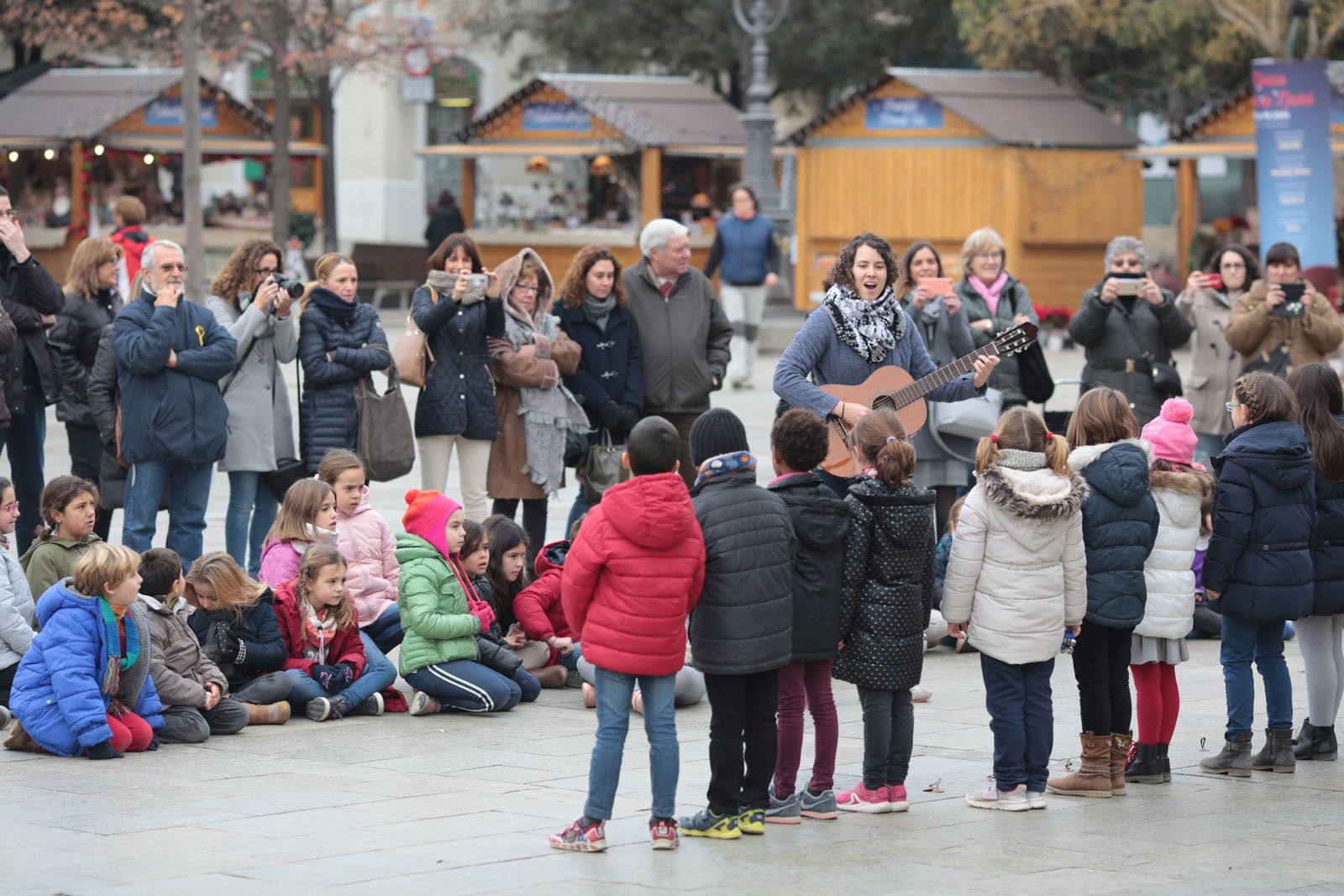 Els nens de la Coral de l'escola Thau Sant Cugat canten nadales FOTOS: Artur Ribera
