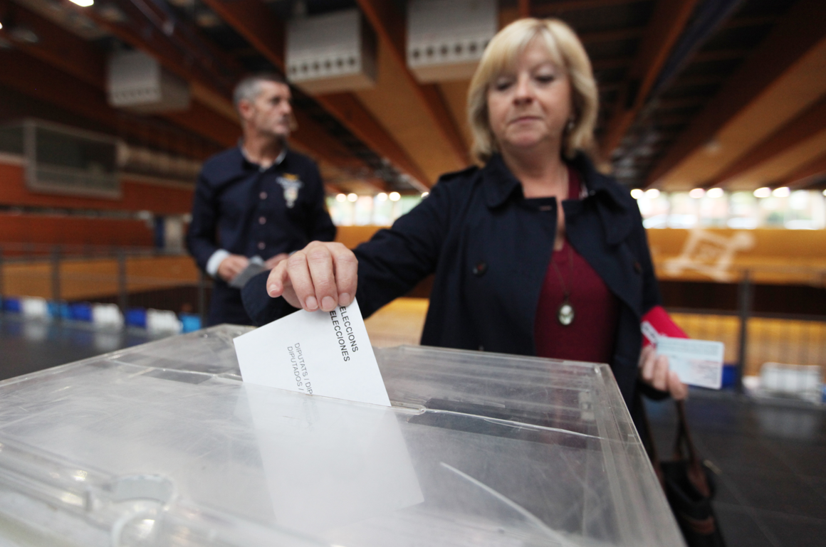 Una santcugatenca votant en les últimes eleccions catalanes FOTO: Lali Puig