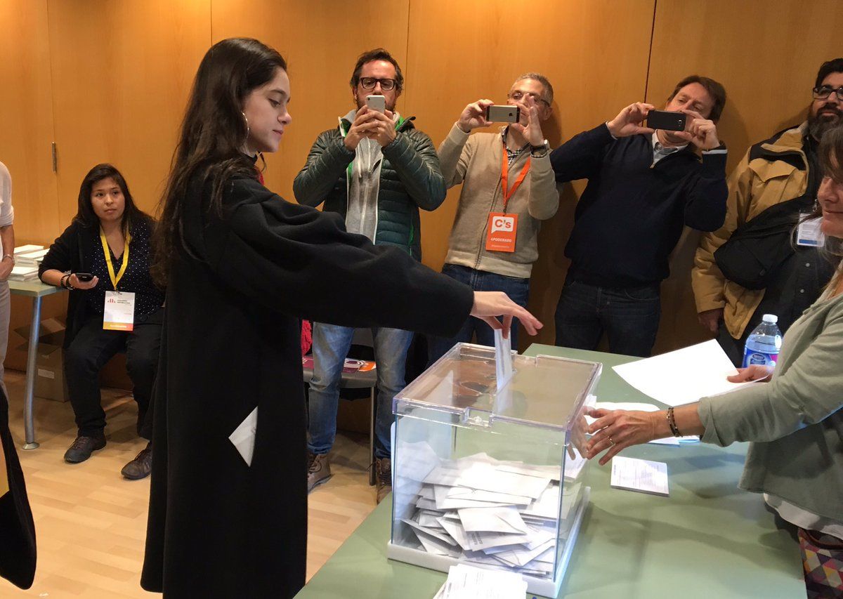 Laura Sancho votant FOTO: @jaumeclotet
