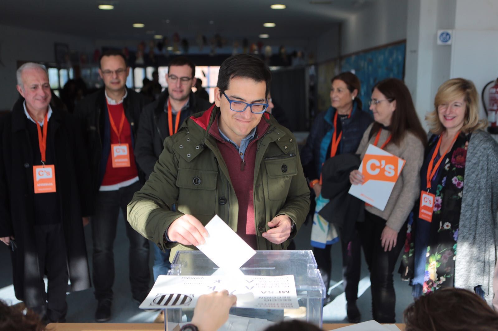 Espejo-Saavedra, votant en unes eleccions a Sant Cugat FOTO: Artur Ribera 