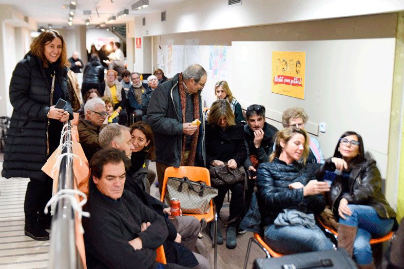 Mercè Conesa seguint la nit electoral a la seu local de Junts per Catalunya. Foto: Bernat Millet