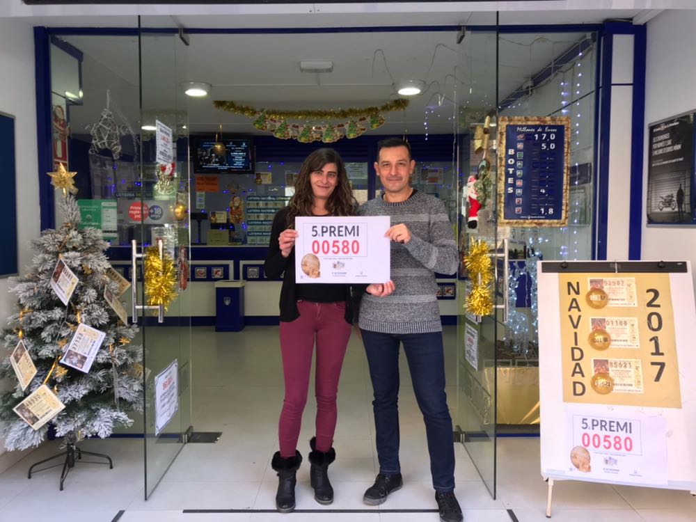 Els propietaris de l'administració Monica i Javier  FOTO: Mireia Puente