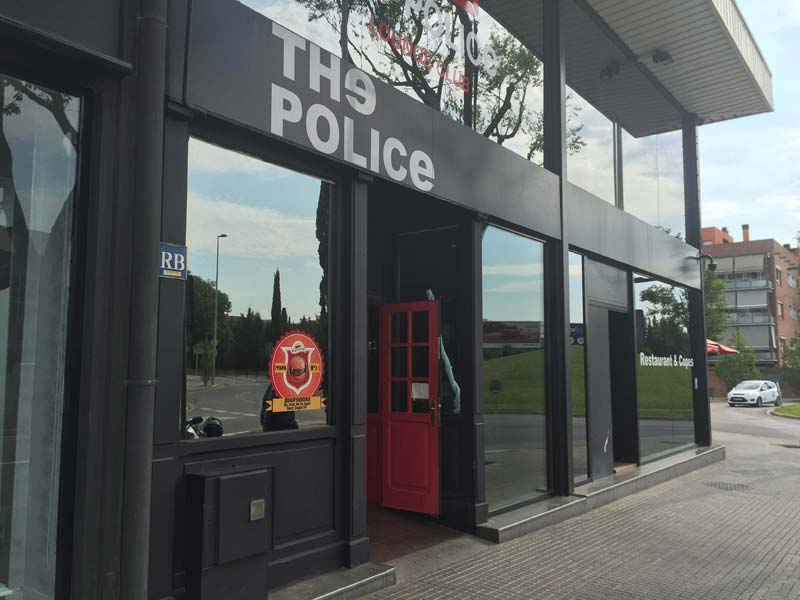 El bar denunciat per fer fora un client per dur un llaç groc