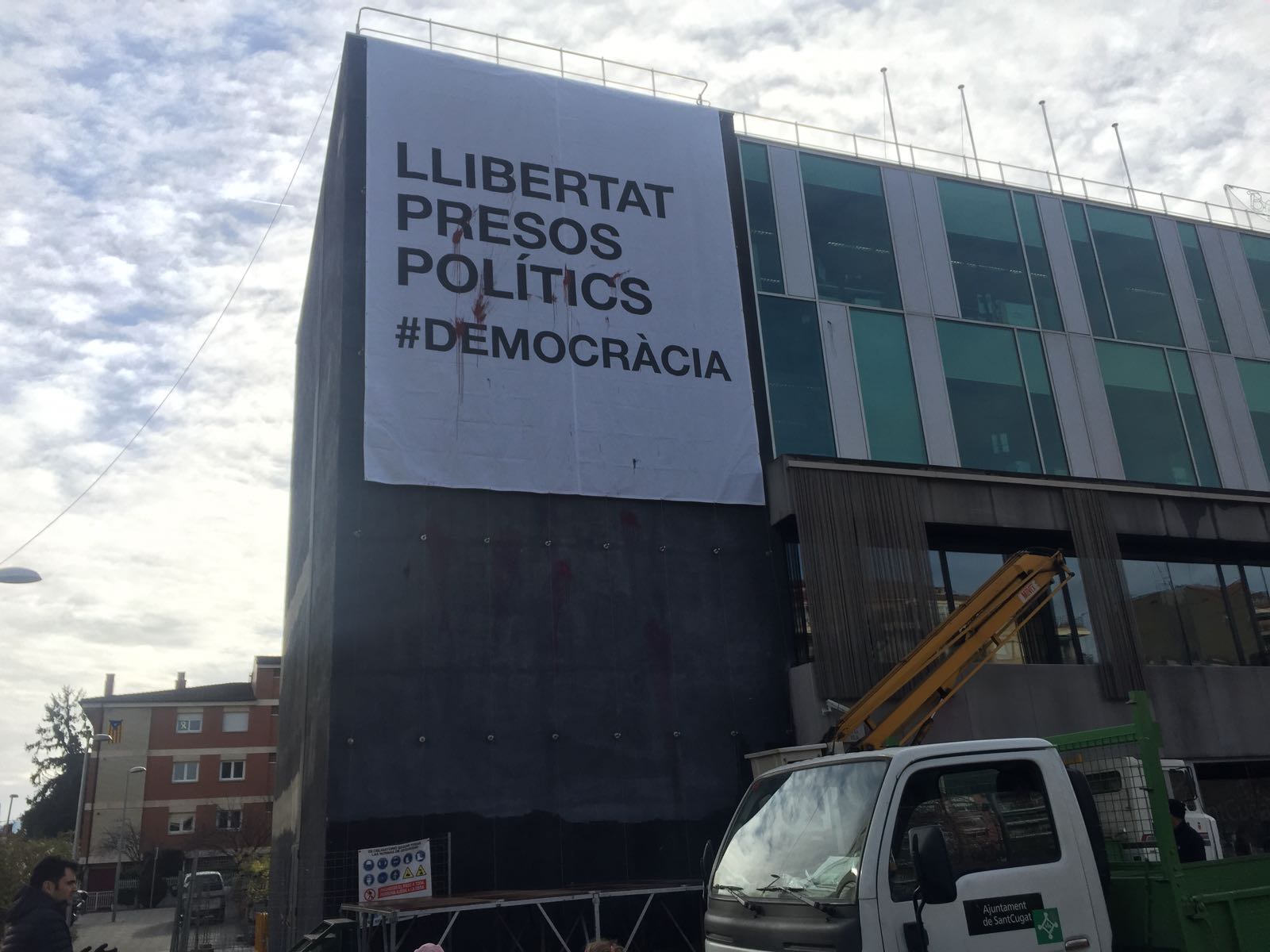 La pancarta s'ha tornat a col·locar aquest 29 de desembre a l'ajuntament FOTO: TOT Sant Cugat