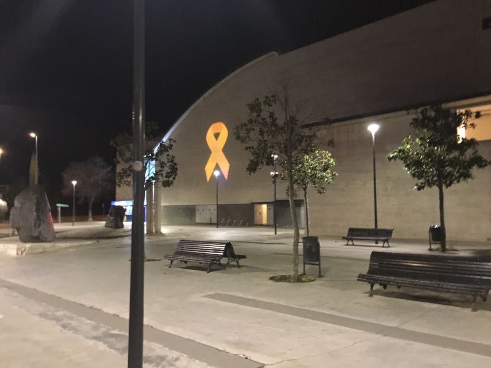 El llaç groc a la façana del Teatre-Auditori  FOTO: Cedida