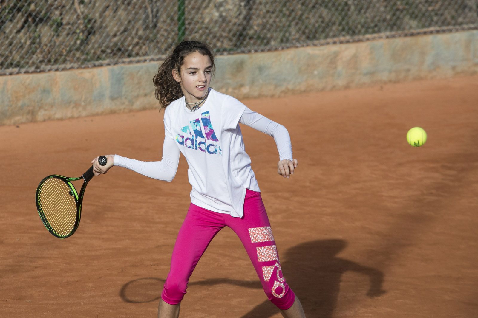 Una de les jugadores del 14è Torneig de Nadal Babolat de tennis del Club Esportiu Valldoreix. FOTO: Lali Puig