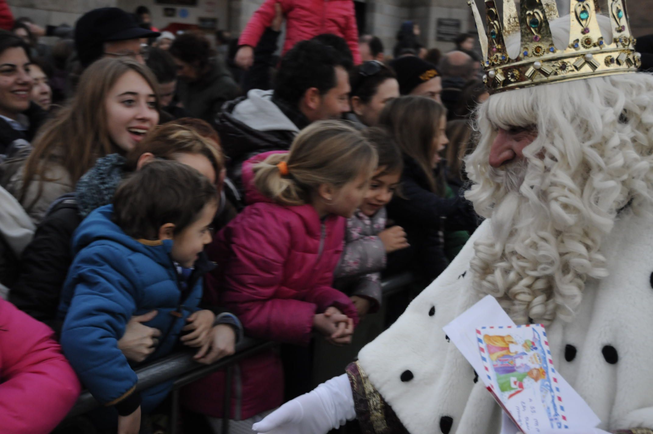 Centenars de nens i nenes esperen l'arribada dels Reis al barri  FOTO: Bernat Millet