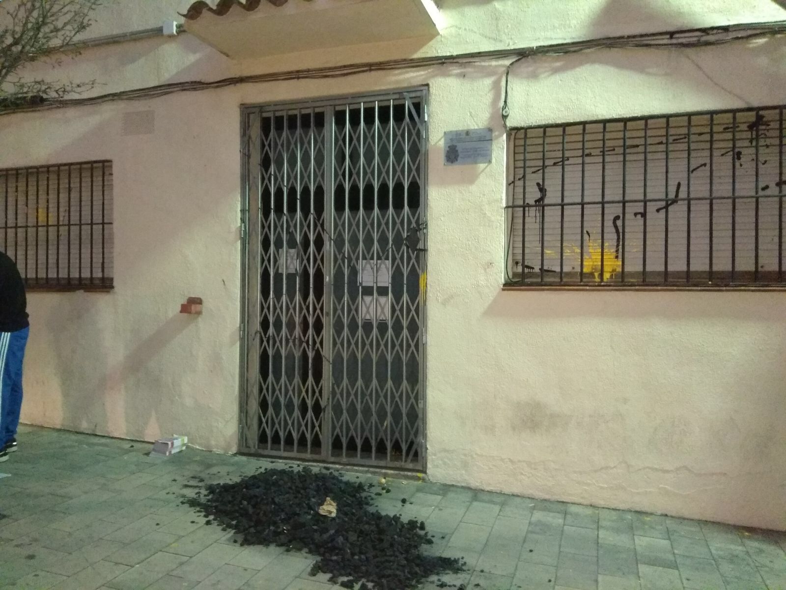 El carbó a la porta de la Policia Nacional de Sant Cugat FOTO: Cedida