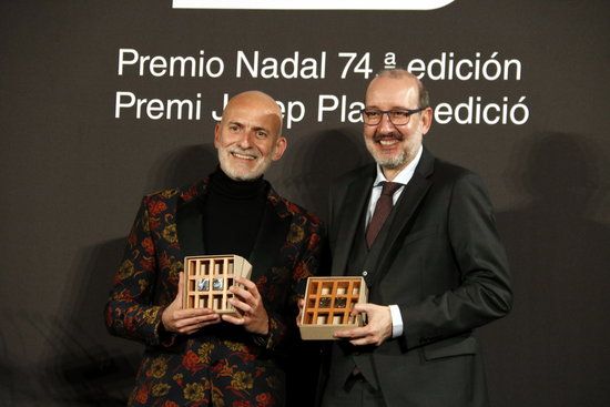 Alejandro Palomas i Antoni Bassas, guanyadors dels premis Nadal i Josep Pla. FOTO: ACN