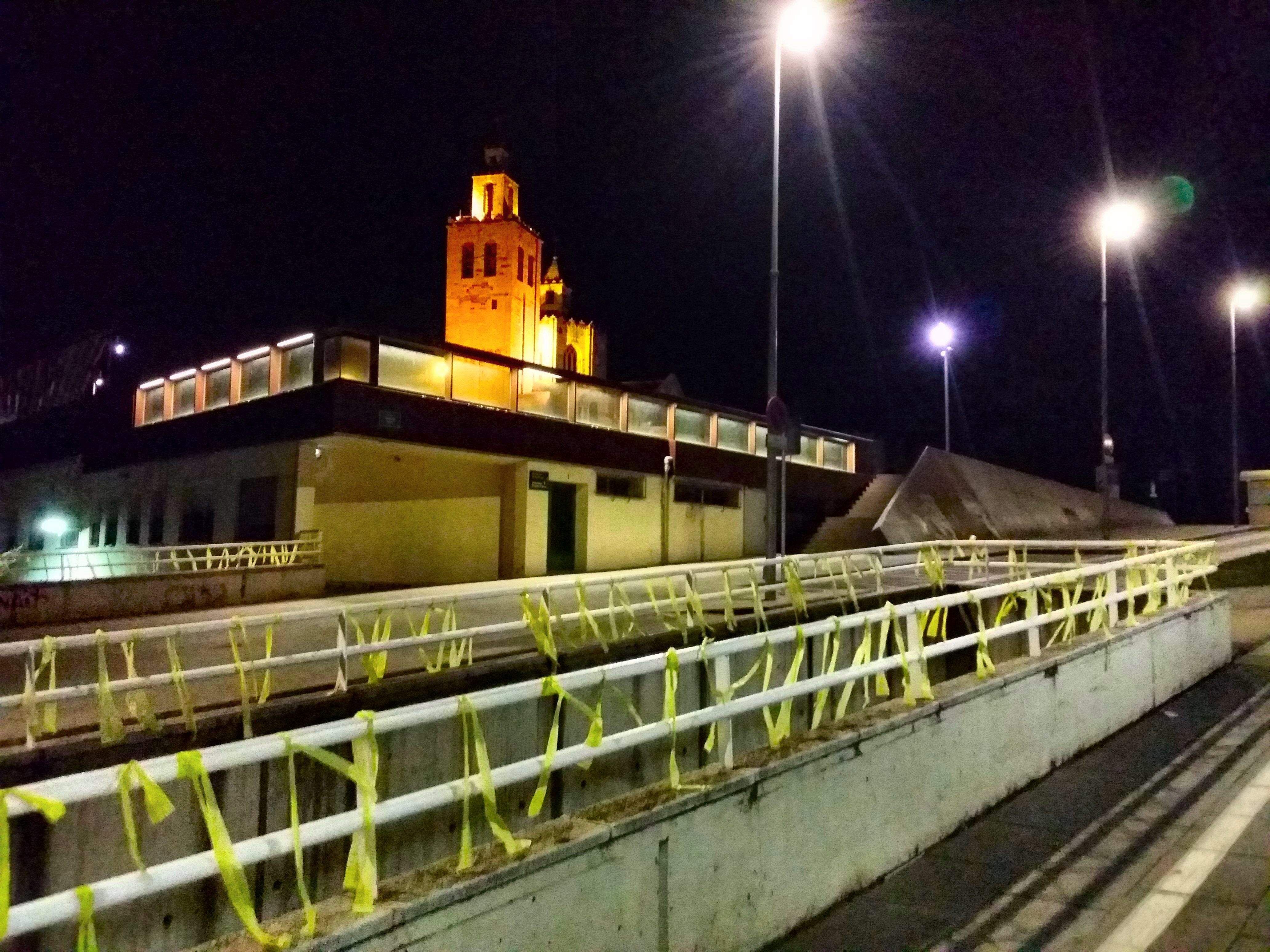 Llaços grocs a l'avinguda de Francesc Macià FOTO: Cedida