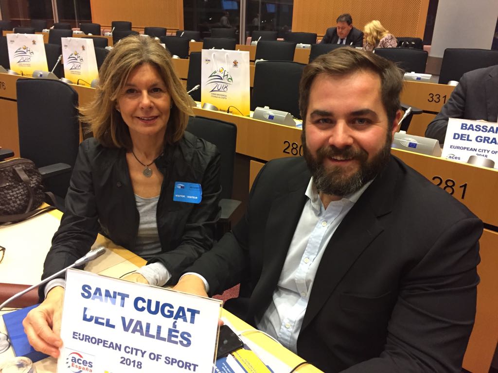 Carmela Fortuny i Eloi Rovira, quan van anar a Brussel·les a recollir la distinció d'ACES Europa. FOTO: Cedida