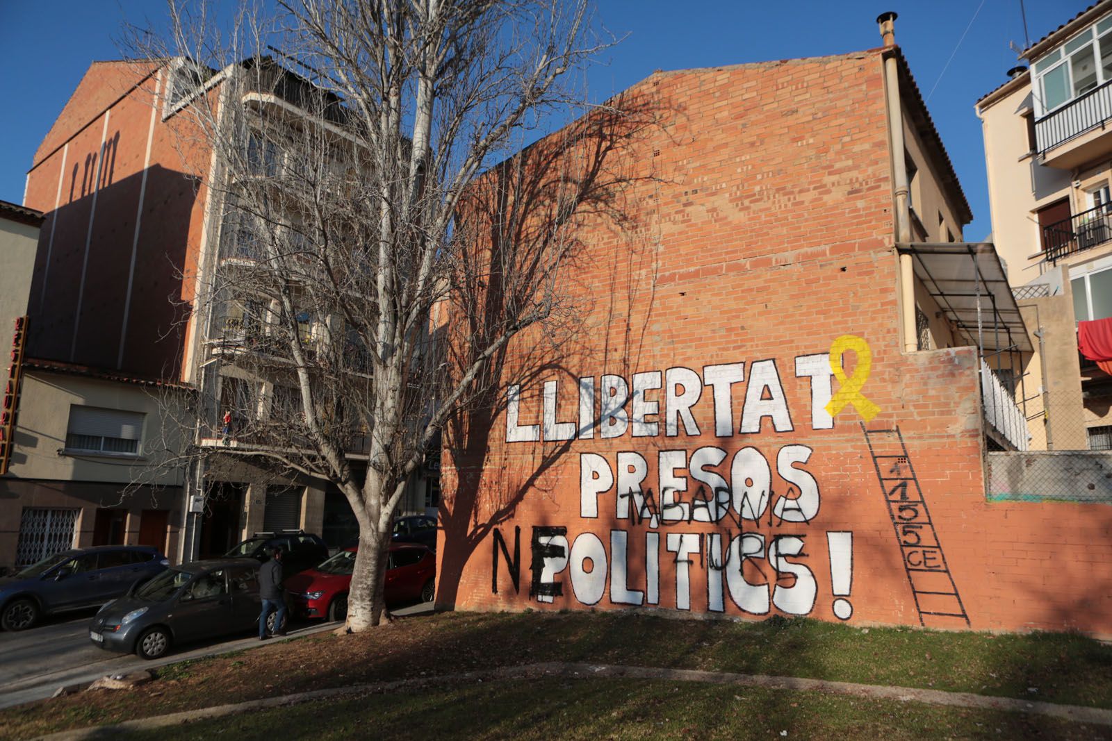 Pintades sobre el mural de llibertat pels presos polítics FOTO: Artur Ribera