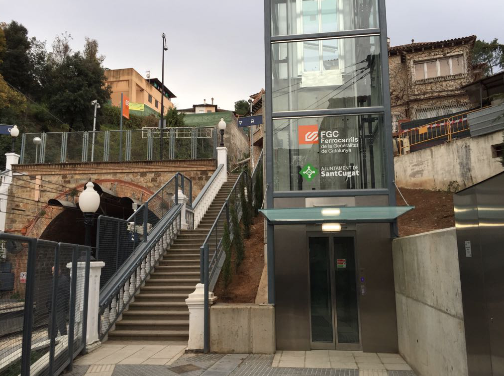 Els xipreres, a la dreta de les escales, recent plantats FOTO: Artur Ribera