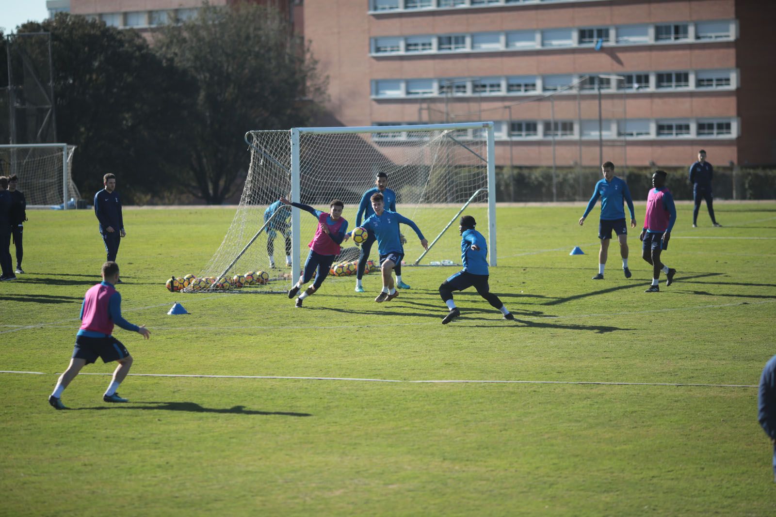 El Tottenham s'està entrenant al CAR de Sant Cugat. FOTO: Artur Ribera
