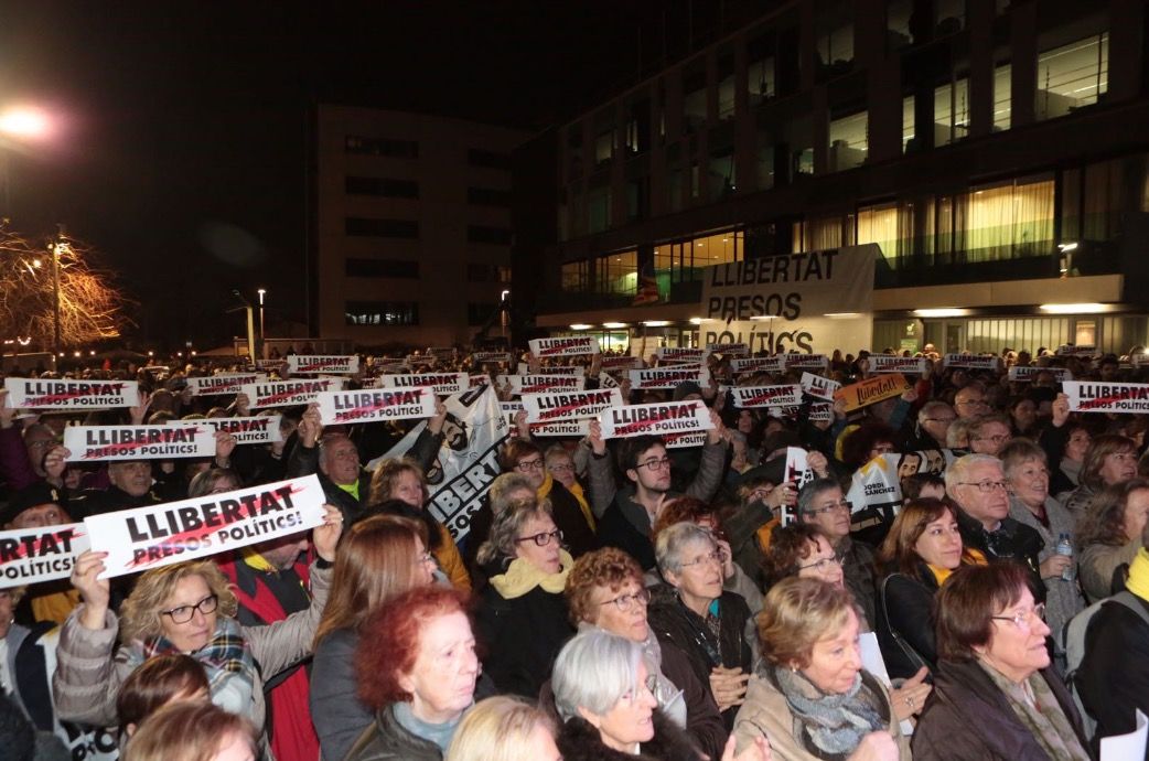 Unes 2.000 persones es van concentrar per la llibertat dels presos polítics a Sant Cugat  FOTOS: Artur Ribera