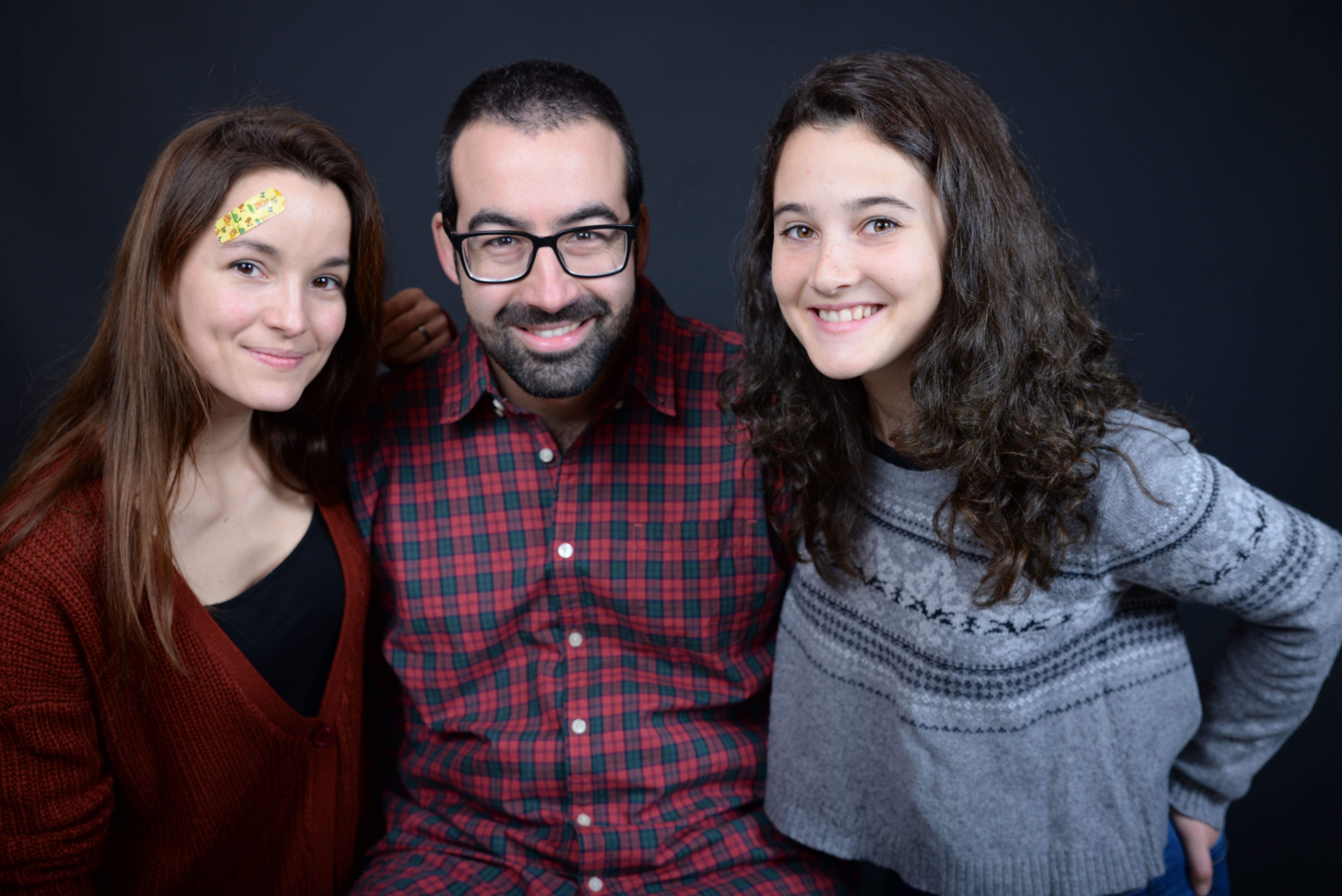  Joan Ramon Armadàs, director i guionista de l'obra 'Rumba catalana' amb les actrius Esther Nubiola i Martina Roura FOTO: Cedida